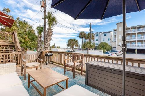 Salty Shack Unit B - Salty Shack - Dog Friendly Home - Across from the Beach - Central Location!