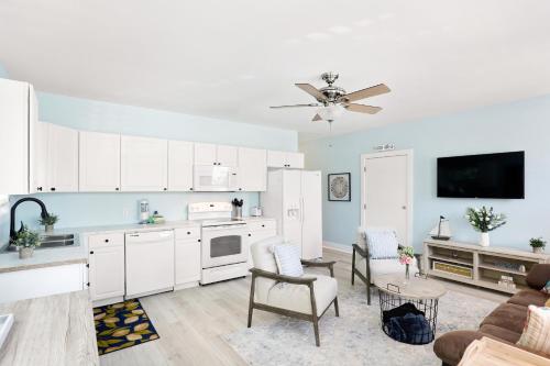 Salty Shack Unit A Dog Friendly Home Across from the Beach - Central Location - image 5