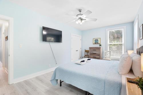 Salty Shack Unit A Dog Friendly Home Across from the Beach - Central Location - image 9