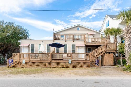 Salty Shack Unit B - Salty Shack - Dog Friendly Home - Across from the Beach - Central Location!