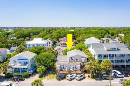 Salty Shack Unit B - Salty Shack - Dog Friendly Home - Across from the Beach - Central Location!