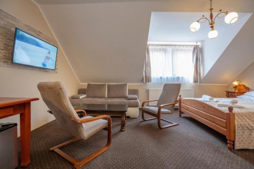 Double Room with Extra Bed image 7