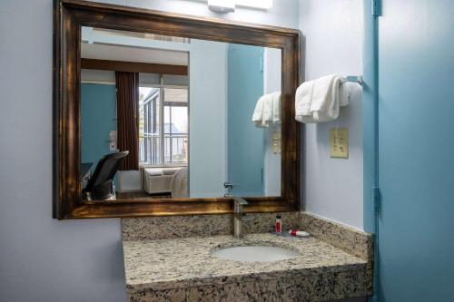 Days Inn by Wyndham Perrysburg - image 6