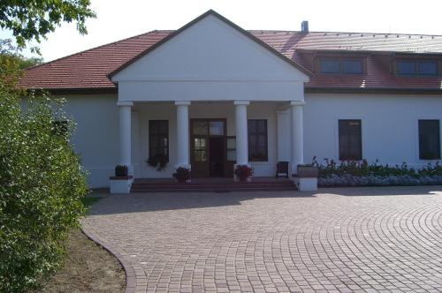 Sarlóspuszta Club Hotel, Tatárszentgyörgy bei Ladánybene