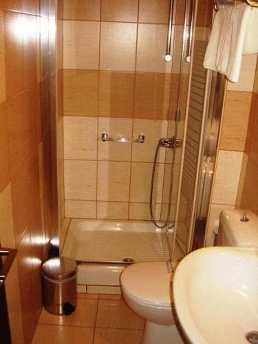 Twin Room image 5