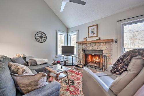 Lake Harmony Townhome Less Than 1 Mi to Jack Frost! in Lake Harmony, USA