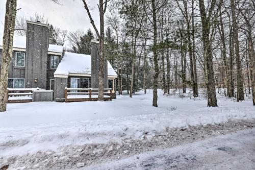 Lake Harmony Townhome Less Than 1 Mi to Jack Frost! in Lake Harmony, USA