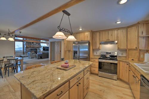 Wild Huckleberry Cabin in Alpine Fire Pit, Deck in Alpine (WY)
