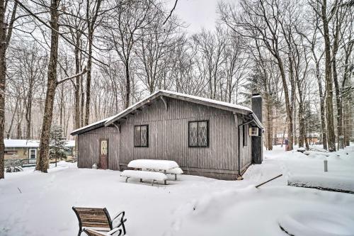 Pocono Lake Cabin with Screened Patio Near Skiing! in Pocono Lake, USA
