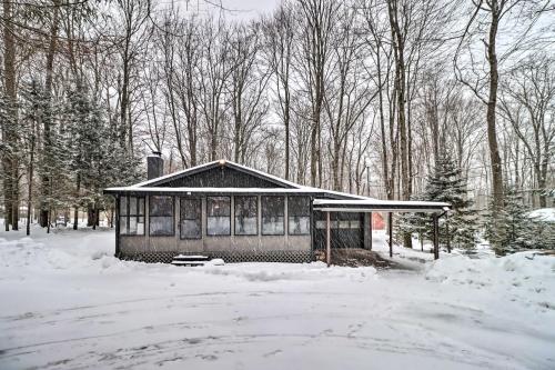 Cozy Pocono Lake Cabin with Screened Patio and Bar