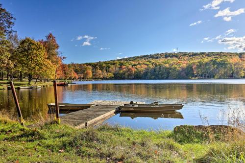 Cozy Pocono Lake Cabin with Screened Patio and Bar