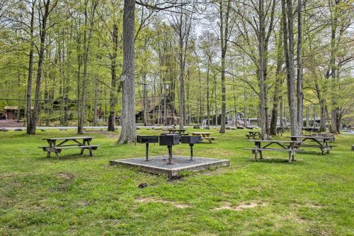 Cozy Pocono Lake Cabin with Screened Patio and Bar