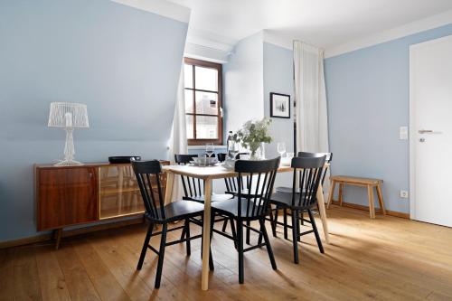 Large 1 Bedroom Apartment with Balcony and 2 Sofa Beds