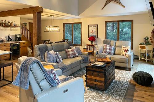 Newly Renovated Tannersville Home Hot Tub and Deck - image 11