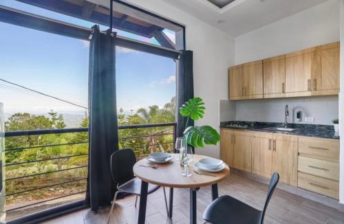 Villa Favella-Pop-Art-View-7BR-Jamaca De Dios-Balcony-Dream in Jarabacoa