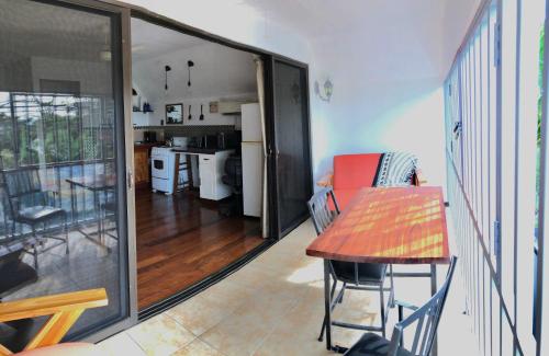 Balcony/terrace, Cockatoo Studio Apartments in Quepos