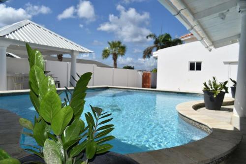 Beautiful 2 bedroom and1 bathroom apartment with a pool & BBQ area
