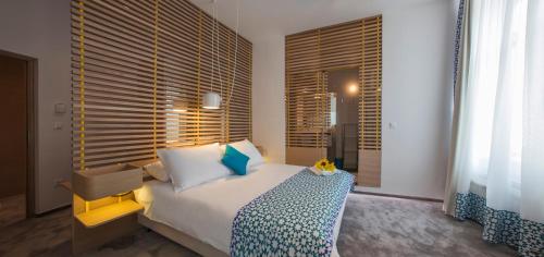 Bed & Atmosphere Rooms 3