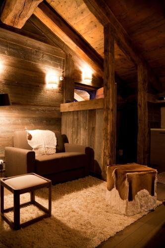 Chalet Svizzero Chalet Svizzero is perfectly located for both business and leisure guests in Courmayeur. Featuring a complete list of amenities, guests will find their stay at the property a comfortable one. Faciliti