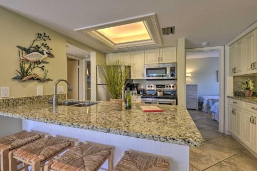 Siesta Key Condo with Balcony - Walk to Beach and Bay - image 11