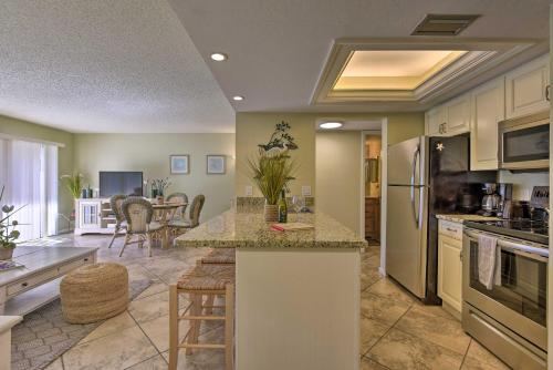 Siesta Key Condo with Balcony - Walk to Beach and Bay - image 13