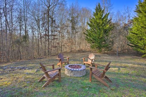 Cozy Summerville Cabin Private Hot Tub, Fire Pit!