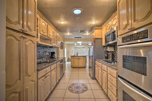 Home in El Paso with BBQ 4 Mi to Sunland Park! - image 13