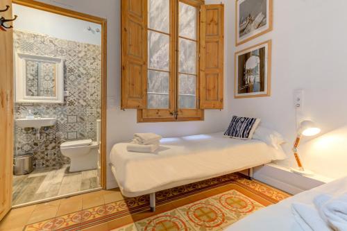 Twin Room with Private External Bathroom image 2