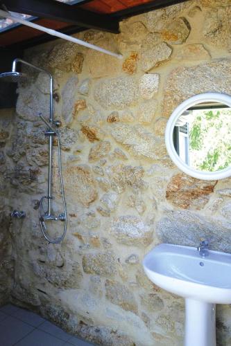 Vannas istaba, Stone House by Caima River with Pool in Vale De Cambra