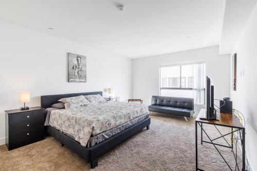 Heaven on Hollywood Furnished Apartments - image 12