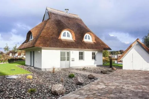 Haus am Bodden mit Sauna in Fuhlendorf, Deutschland