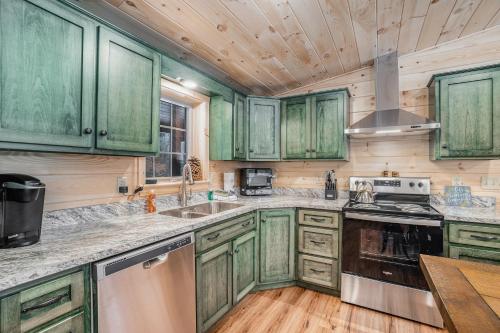 The Cozy Cabin in Thompsonville, USA