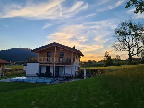 Chalet Gamsknogel mit privatem Pool und Whirlpool in Inzell, Deutschland