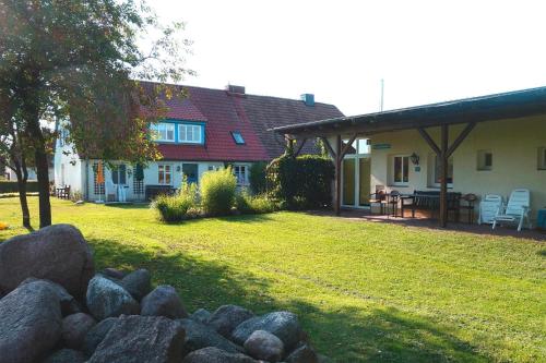 Flat in Klocksin with a garden