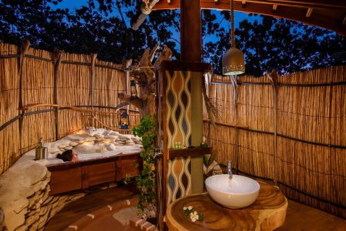 Baño, Barefoot Kuata Isl& (Barefoot Kuata Island) in Isla Yasawa