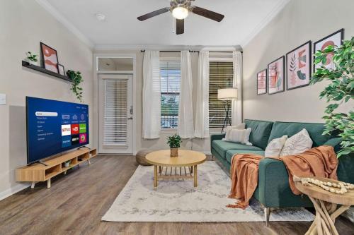 New! King Bed Trendy 1 BR Resort Style w/ Pool thumb 3
