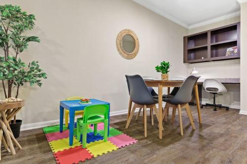 New! King Bed Trendy 1 BR Resort Style w/ Pool detail