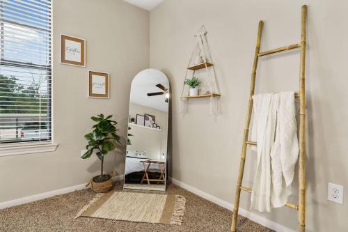 New! King Bed Trendy 1 BR Resort Style w/ Pool detail