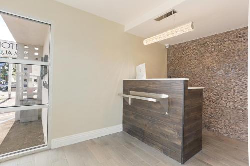 Hotel Aqua Mar in Roseville-Fleet Ridge