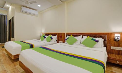 Superior Triple Room image 6