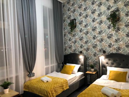 Standard Twin Room image 7