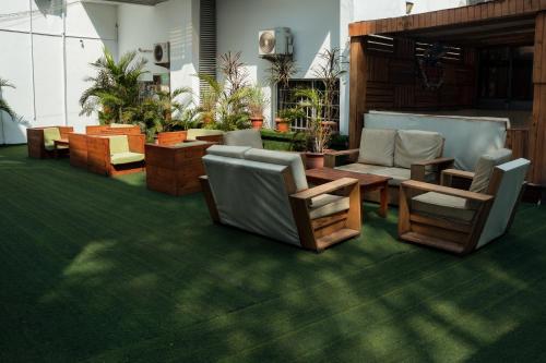 Басейн, Hotel Sunshine in Eнугу