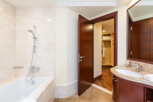 Royal Club By RVHR Grandeur Residence Crescent Palm Jumeirah - image 4