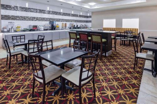 Ресторан, La Quinta Inn & Suites by Wyndham Garland Harbor Point in Гарленд