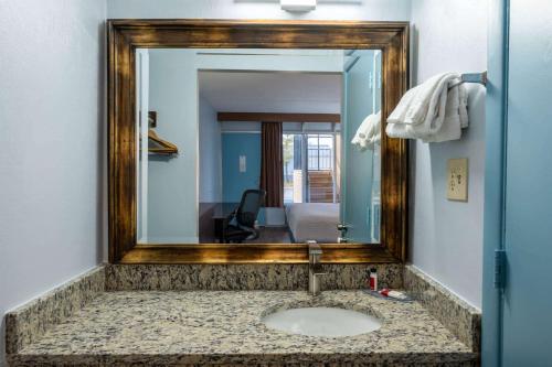 Days Inn by Wyndham Perrysburg - image 13
