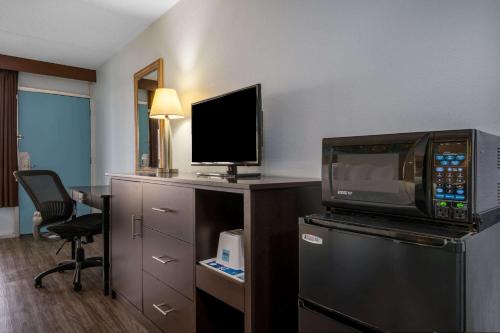 Days Inn by Wyndham Perrysburg - image 11