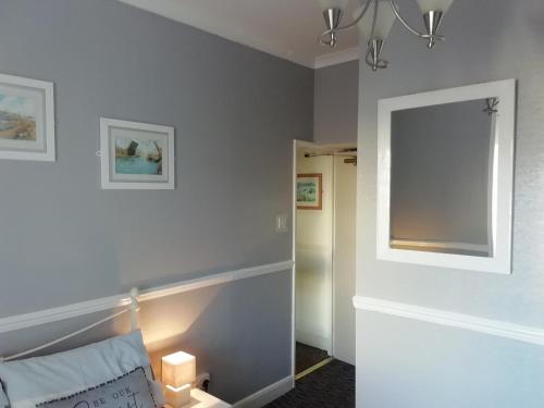 Double Room image 4
