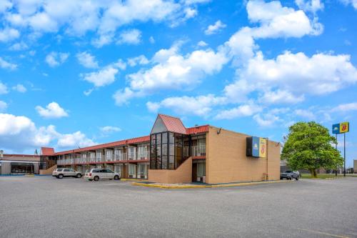 Super 8 by Wyndham Perrysburg - image 2