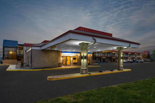Super 8 by Wyndham Perrysburg-Toledo in Perrysburg, USA