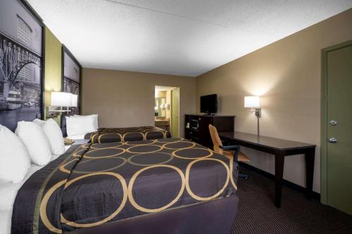 Super 8 by Wyndham Perrysburg-Toledo in Perrysburg, USA